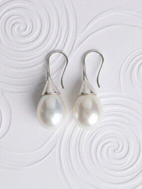 White Pearl drop earrings in Silver 🆕